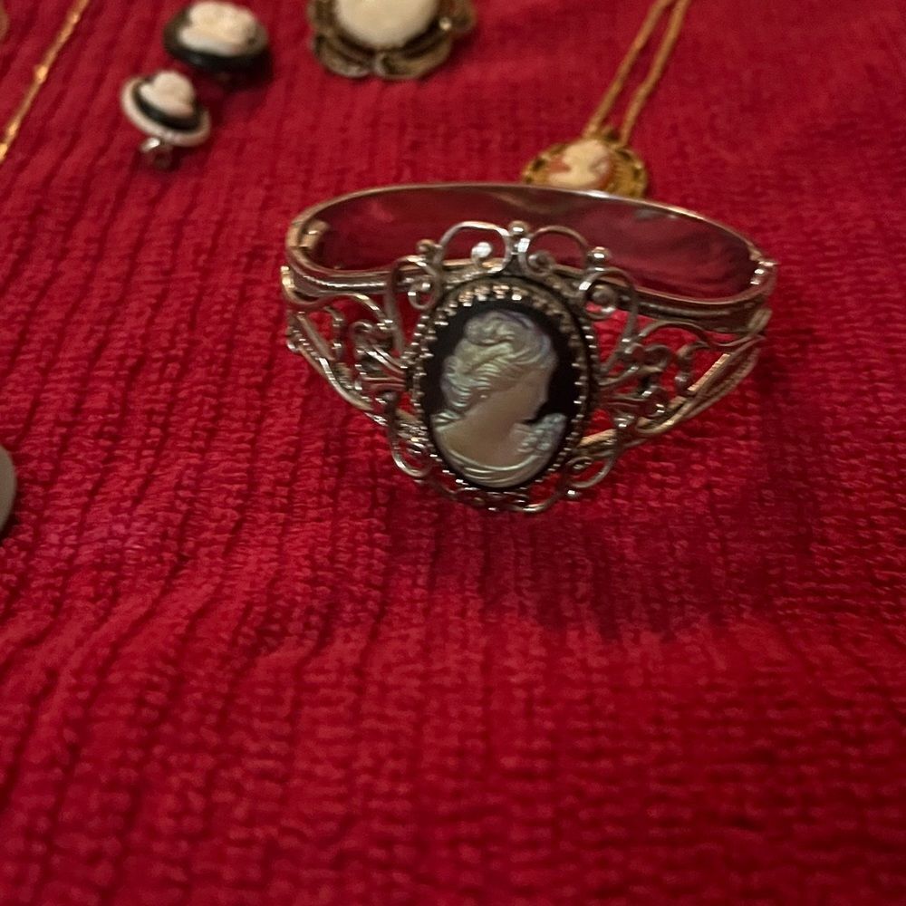 Cameo pendant collection - Picture 2 of 8